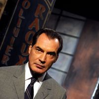 Samuel Labarthe dans le décors des "nouveaux" petits meurtres d'Agatha Christie