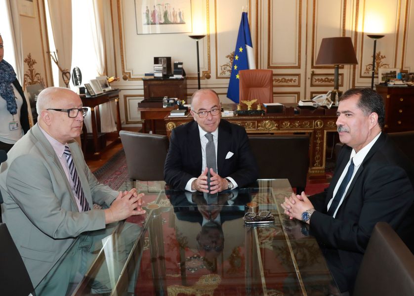 Bernard Cazeneuve ce lundi 1er août avec le Président du Conseil français du culte musulman (CFCM) Anouar Kbibech (dte), et son secrétaire général, Abdallah Zekri (à gche)
