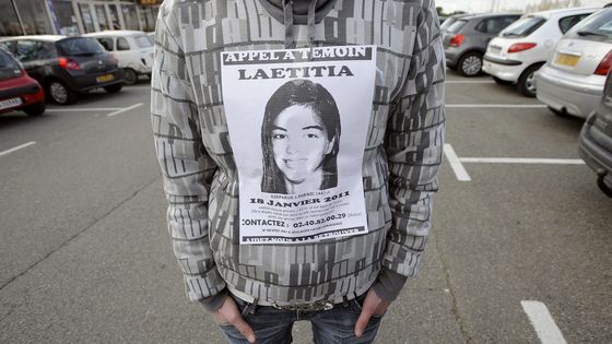 une proche de Laëtitia porte sur elle un appel à témoin, le 24 janvier 2011 à Saint-Nazaire, avant de participer à une marche silencieuse ©AFP - JEAN-SEBASTIEN EVRARD
