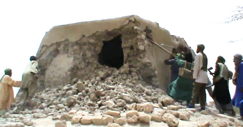 Des islamistes détruisent un ancien tombeau à Tombouctou en 2012