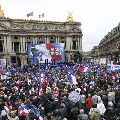 Rassemblement annuel des militants du Front National à Paris le 1er mai en l'honneur de Jeanne D'Arc