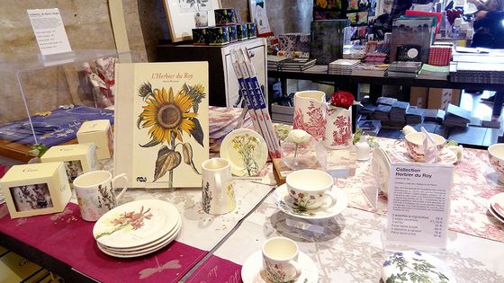 Gamme de l'Herbier du Roy, en vente aux Tuileries. Faïence de Gien pour la RMN ©Radio France - Eric Chaverou