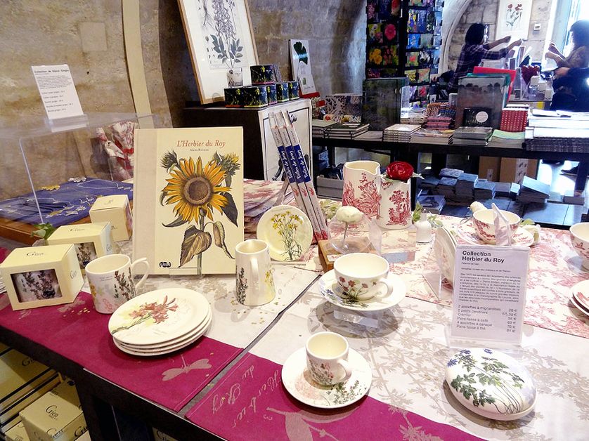 Gamme de l'Herbier du Roy, en vente aux Tuileries. Faïence de Gien pour la RMN