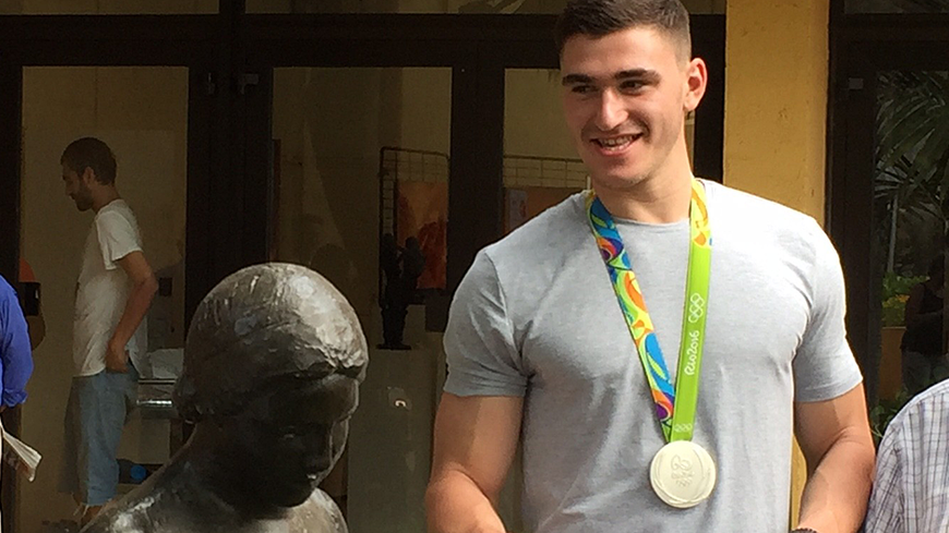 Ludovic Fabregas et sa médaille d'argent à Banyuls-sur-Mer.
