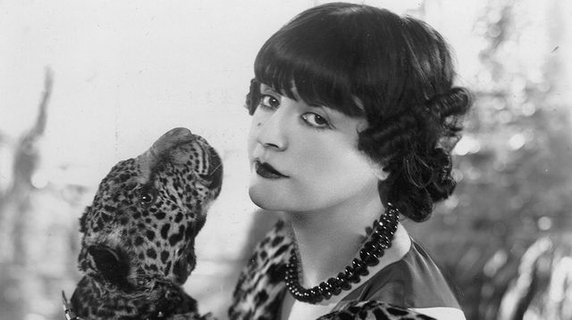Maud Loty avec un léopard, autour de 1920