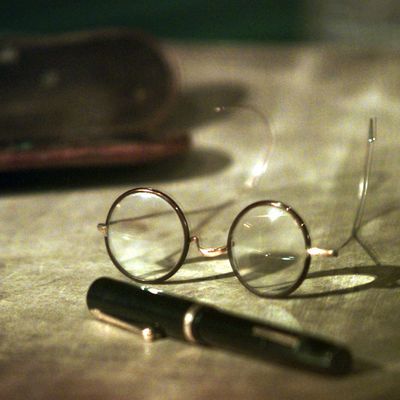 Lunettes et stylo de Sigmund Freud, exposés en 1998 à la Bibliothèque du Congrès (Washington)