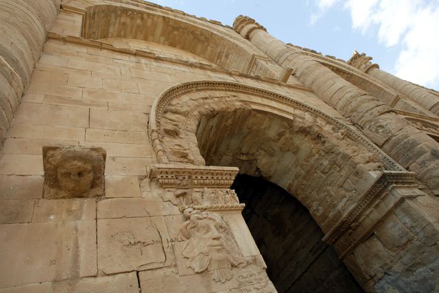 En 2003, la façade du palais royal de l'ancienne cité antique d'Hatra, dont les ornements seront détruits à la masse par les djihadistes.
