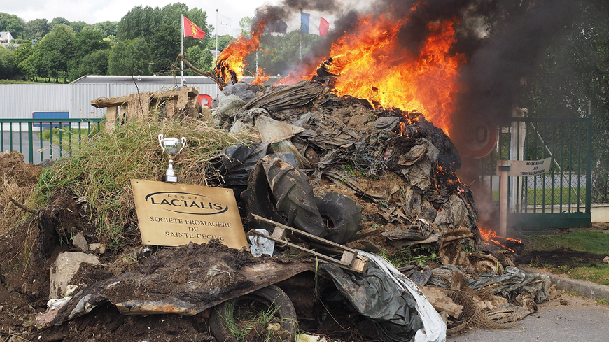 Les agriculteurs de la FDSEA et les Jeunes Agriculteurs manifestaient déjà devant le site Lactalis début août.