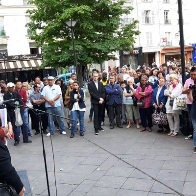 Le rassemblement devant la mairie d'Aubervilliers, ce jeudi
