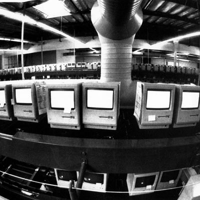 Des milliers d'ordinateurs Apple Macintosh sur les chaînes de montage, en 1984