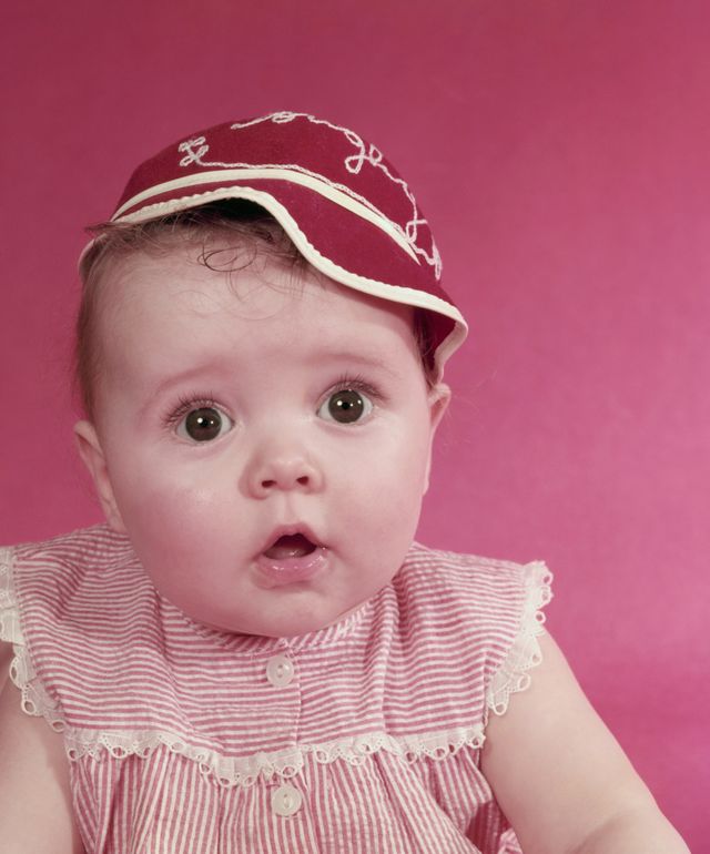 Bébé avec casquette rouge