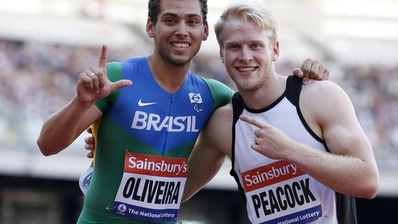 Les athlètes handisports Alan Oliveira et Jonnie Peacock lors du London Athletics Grand Prix le 28 Juillet 2013. ©Reuters - Suzanne Plunkett