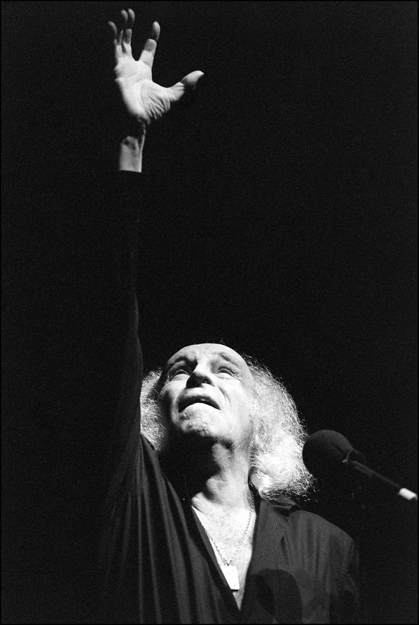 Photo datée du 29 octobre 1986 du chanteur français Léo Ferré chantant les poètes, de Verlaine à Rimbaud