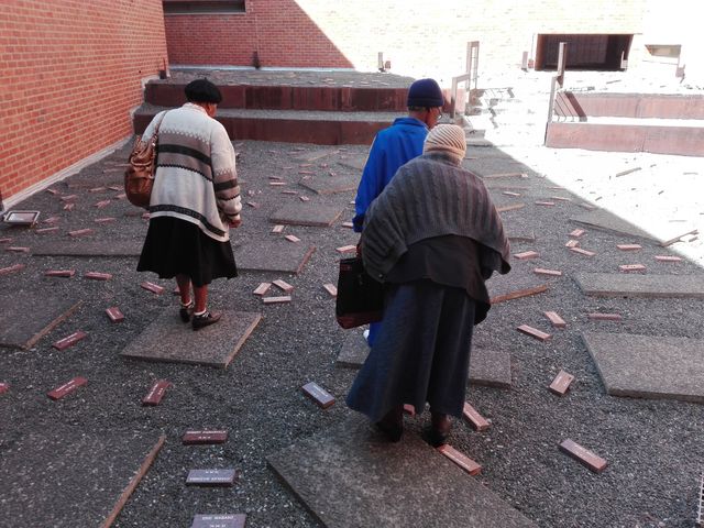Musée Hector Pieterson : les briques représentent les étudiants morts pendant les révoltes de Soweto en 1976