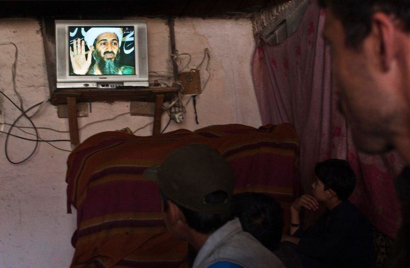 Le portrait d'Oussama Ben Laden apparait sur la télévision afghane le jour de l'annonce de sa mort, Kaboul, le 2 Mai 2011