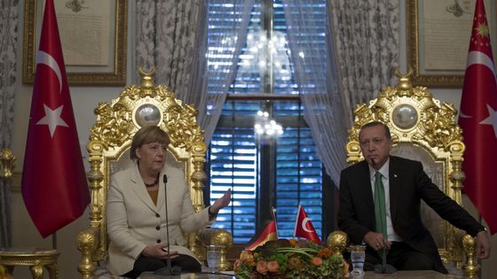 German Chancellor Angela Merkel (L) talks after her meeting with Turkish President Tayyip Erdogan in Istanbul. ©Reuters - REUTERS/Tolga Bozoglu/Pool
