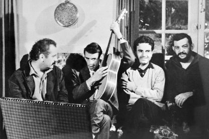 Le chanteur belge Jacques Brel (2ème G) joue de la guitare en compagnie de quelques amis dont Georges Brassens (G), Jean-Pierre Chabrol (D) et Guy Béart (2ème D). Le chanteur belge Jacques Brel (2ème G) joue de la guitare en compagnie de quelques amis dont Georges Brassens (G), Jean-Pierre Chabrol (D) et Guy Béart (2ème D).