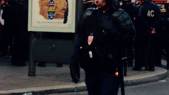 Manifestation et CRS et publicité "Mon poulet préféré", Gare du Nord, Paris ©Radio France - E. Chaudet