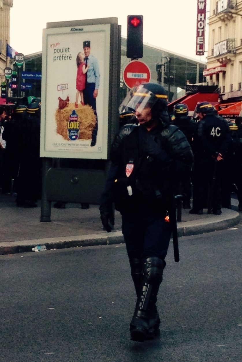 Manifestation et CRS et publicité "Mon poulet préféré", Gare du Nord, Paris