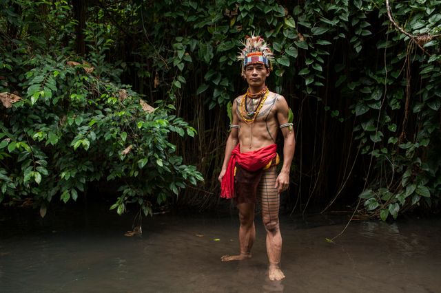 Esmat Sakulok pose pour afficher sa conception de corps de tatouage de l'origine de la tribu Mentawai;