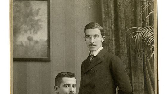 Stefan Zweig, debout, avec son frère , vers 1900 à Vienne. - Wiki / Kunst Salon Pictzner