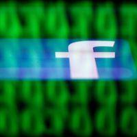 Logo de Facebook se reflétant sur le code source affiché sur un écran numérique. La Cour Suprême d’Irlande s’adresse ainsi à la Cour de Justice Européenne sur la transmission des données par Facebook vers les USA et la National Security Agency