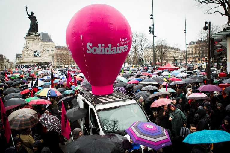 Manifestants place de la République protestant contre la prolongation de l'Etat d'urgence, le 30 janvier 2016, à Paris