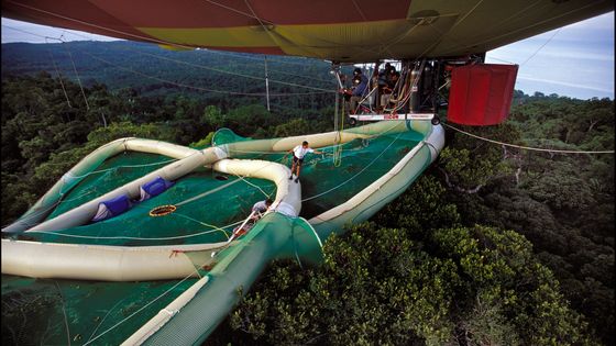 Gilles Ebersolt relie le ballon dirigeable au Radeau des Cimes - Opération Canopée