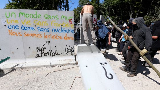 Des opposants au projet de stockage des déchets radioactifs de Bure (Meuse) détruisent un mur de protection du chantier, le 14 août 2016 ©AFP - FRANCOIS NASCIMBENI