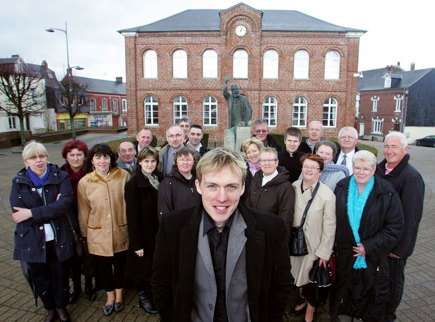 David Lefèvre, élu maire de Friville-Escarbotin avec les membres du conseil municipal issu des urnes, le 16 mars 2008. A 23 ans, M. Lefèvre est le plus jeune maire de France