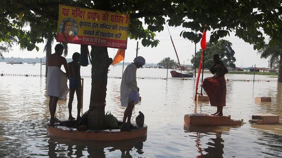 Des habitants d'Allahabad à la dérive, après le débordement du fleuve Gange, en août 2016 en Inde. ©Reuters - Jitendra Prakash