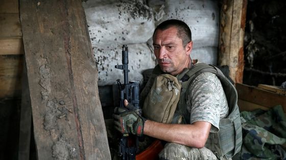 Un soldat ukrainien près de Donetsk, en Ukraine, le 12 août 2016. ©Reuters - Gleb Garanich