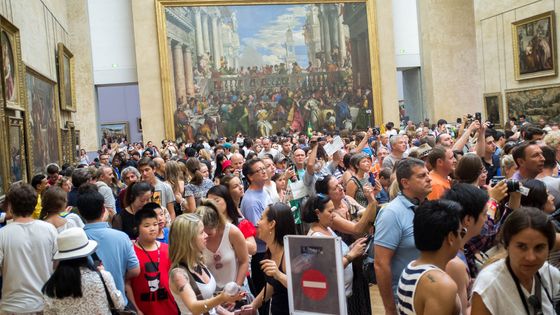La plupart des visiteurs tournent le dos aux Noces de Cana ©Maxppp -