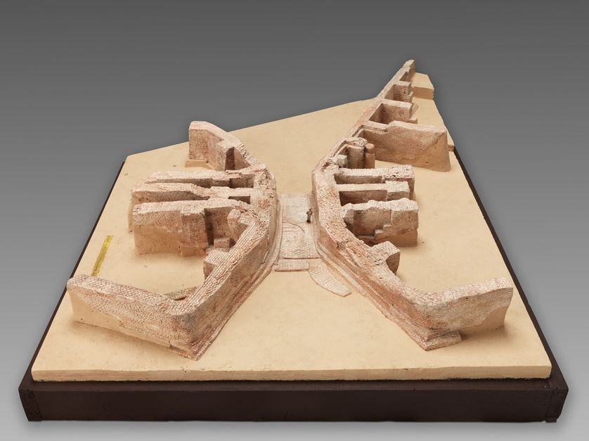 Maquette du pont de Tello, premier pont connu de l'histoire. Tello (ancienne Girsu), tell X dit « Tells de l'Est » Époque néo-sumérienne, vers 2150-2000 avant J.-C. Plâtre. Paris, musée du Louvre