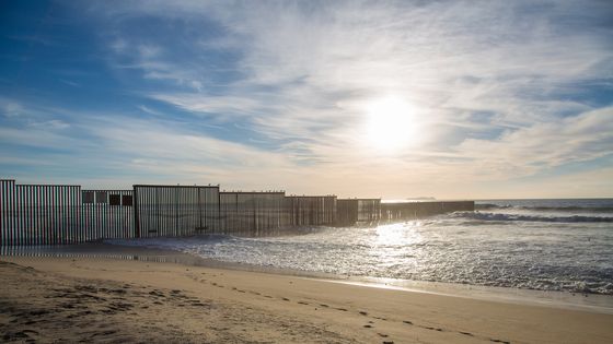Barrière de sécurité érigée sur la frontière américano-mexicaine, qui se prolonge jusque dans l'Océan Pacifique, entre San Diego et Tijuana - Tony Webster / Flickr.com