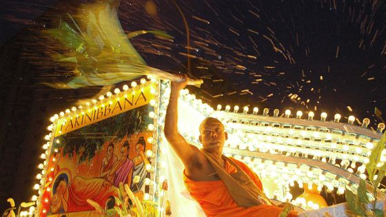 Des moines bouddhistes célèbrent Vesak, lorsque Bouddha a atteint le nirvāṇa ©Sipa
