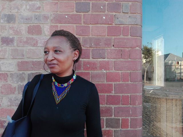 Nomvula Mafula devant la prison où sa mere a été enfermee