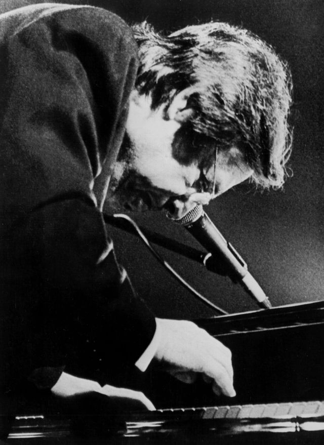 Le musicien brésilien Antonio Carlos Jobim jouant au piano, lors du Festival de Jazz de Vitoria, juillet 1985