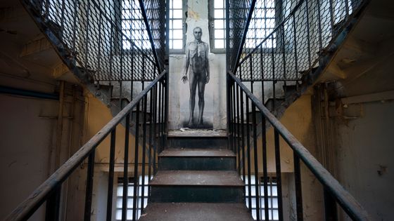 Une oeuvre d'Ernest Pignon-Ernest, dans la prison désaffectée de Saint-Paul, à Lyon, en 2012. ©Reuters - Robert Pratta