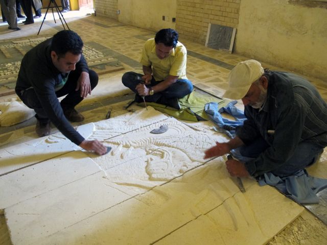 Des artistes irakiens oeuvrent à la reproduction de sculptures assyriennes détruites pas le groupe Etat Islamique à Nimroud