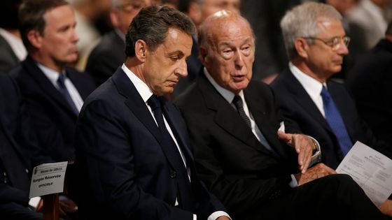 Nicolas Sarkozy et Valery Giscard d'Estaing, avant l'hommage au père Jacques Hamel, à Notre-Dame de Paris, en juillet 2016. ©Reuters - Benoit Tessier