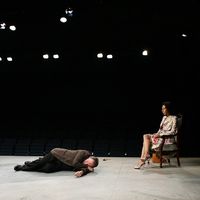 L'écrivain-comédienne Yasmina Reza et le comédien André Marcon interprètent Dans la luge d'Arthur Schopenhauer, de Yasmina Réza, et mise en scène par Frédéric Belier-Garcia, lors du filage de la pièce le 22 septembre 2006 au Théâtre Ouvert à Paris.