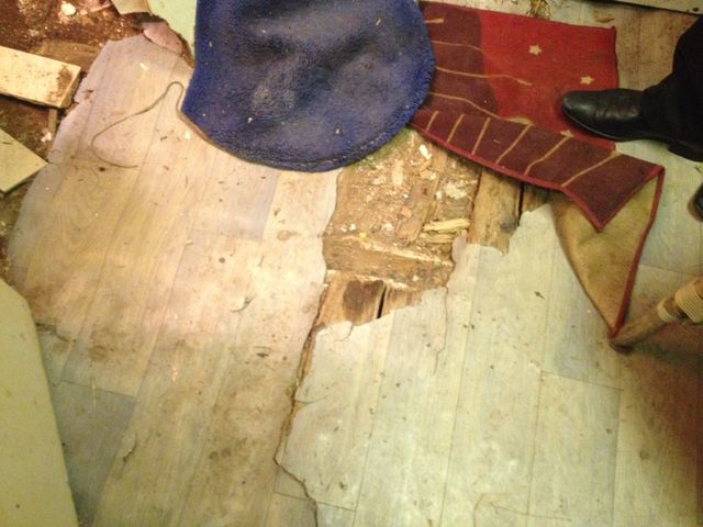 Serge a des trous dans son parquet