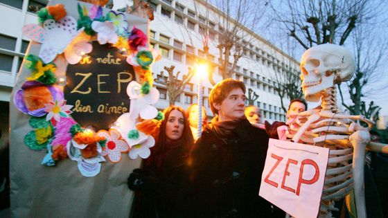 Manifestation pour le maintien des Zones d'Education Prioritaires, en 2006. ©AFP - Joel Saget