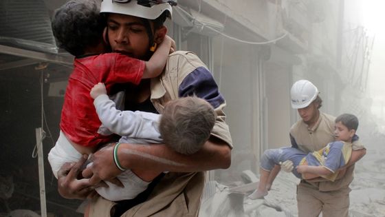 Alep, des membres de la Protection civile après un bombardement ©Reuters - Sultan Kitaz