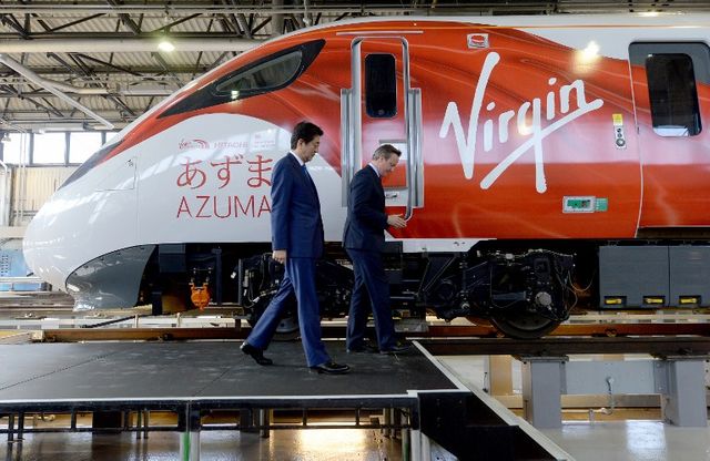 Le Premier ministre britannique David Cameron et le Premier ministre japonais Shinzo Abe visitent un centre d’entretien des trains Hitachi à l’ouest de Londres, le 5 mai 2016.