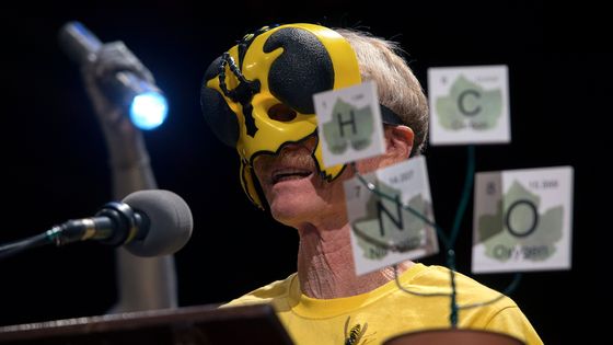 Justin Schmidt, lauréat du Prix Ig Nobel de physiologie et d'entomolgie pour l'élaboration de "l'indice de douleur Sting Schmidt", qui évalue la douleur ressentie par des piqures d'insectes, au cours des prix Ig Nobel, septembre 2015 ©Maxppp - CJ GUNTHER/EPA