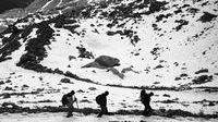 Ahmad, Ibrahim et Thomas dans la descente, côté français du col de Fenestre ©Radio France - Raphaël Krafft