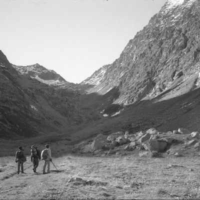 Ibrahim, Thomas et Ahmad dans l'ascension du col de Fenestre, en arrière-plan.