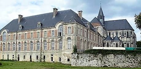 La construction de l'Abbaye-de-Saint-Michel commença en 945 sur l'emplacement d'une chapelle dédiée en 667 à l'Archange ©Les orgues de l'Aisne